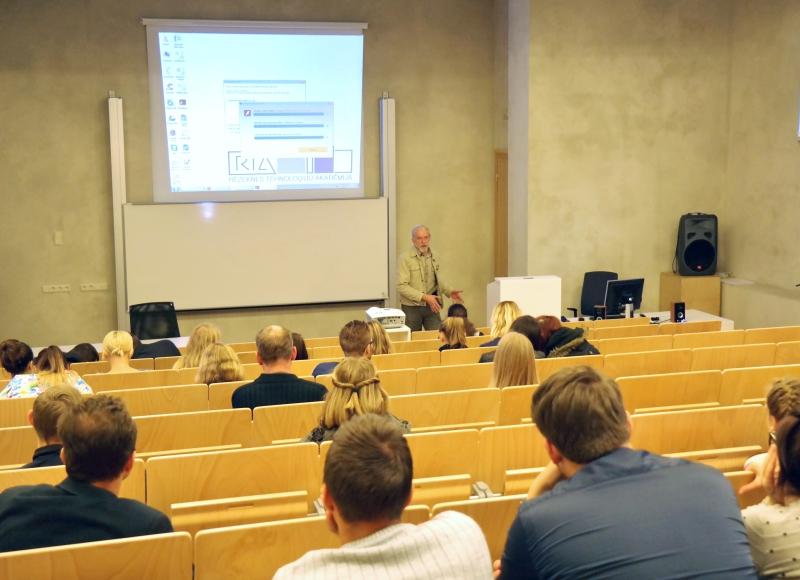 J.Bruņenieks iepazīstina Rēzeknes Tehnoloģiju akadēmijas studentus ar RAIM